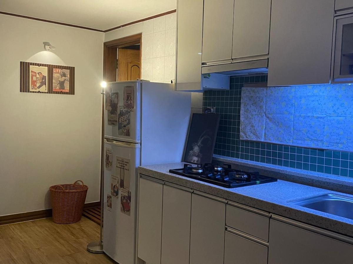 Apartment # Hongdae 10 Minutes # 4 For 12 People # Hongje Station 5 Minutes Seoul