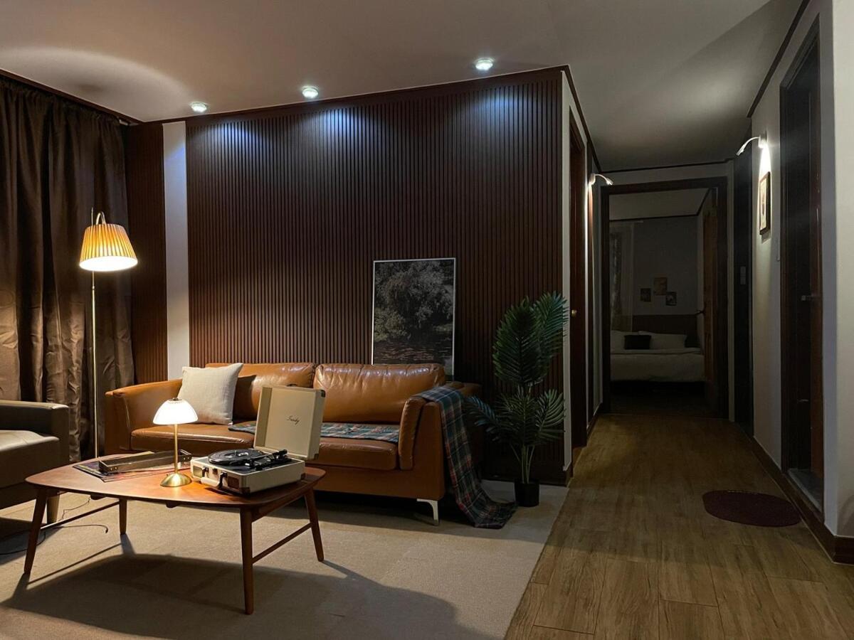 Apartment # Hongdae 10 Minutes # 4 For 12 People # Hongje Station 5 Minutes