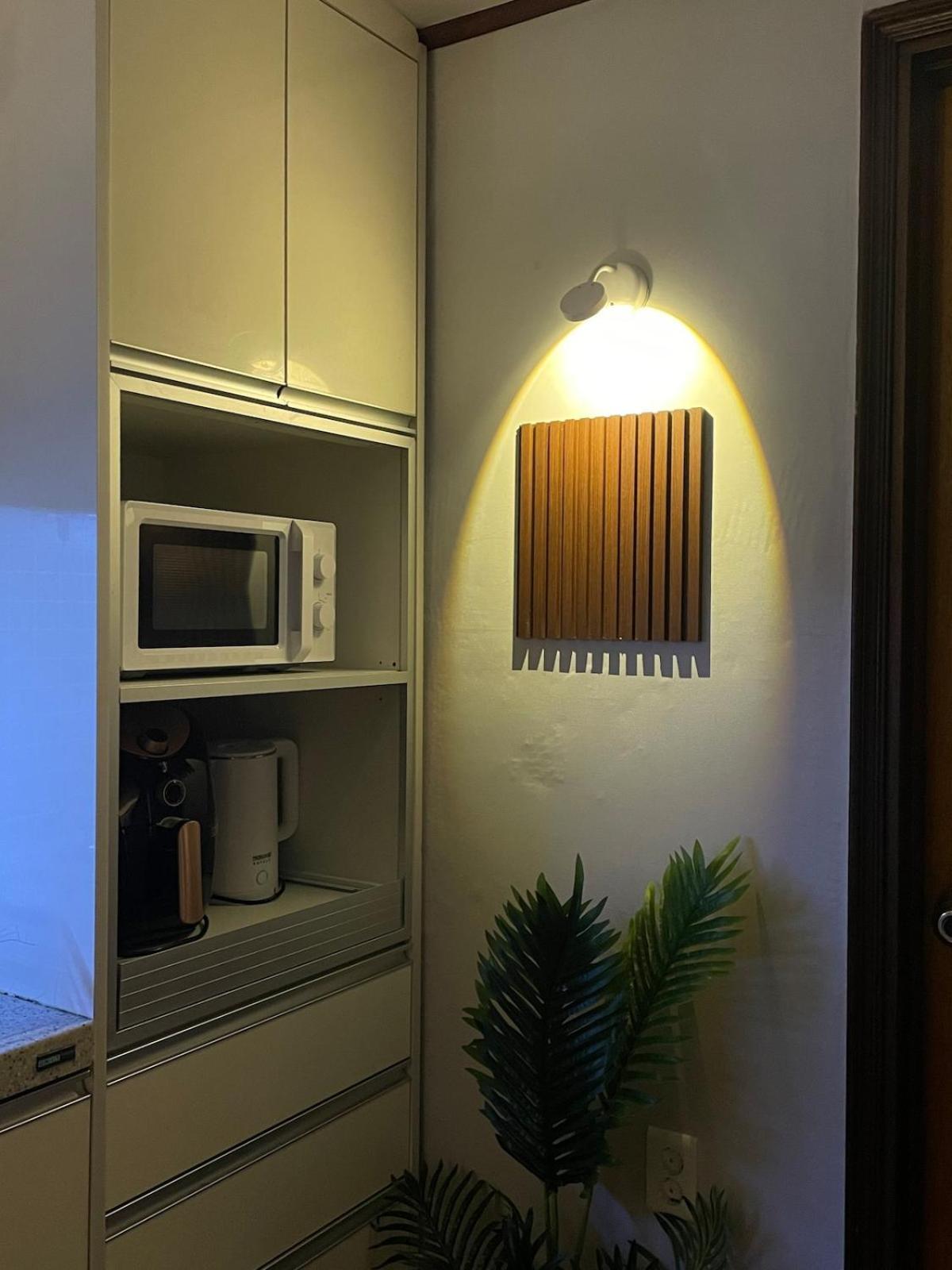 # Hongdae 10 Minutes # 4 For 12 People # Hongje Station 5 Minutes Apartment *