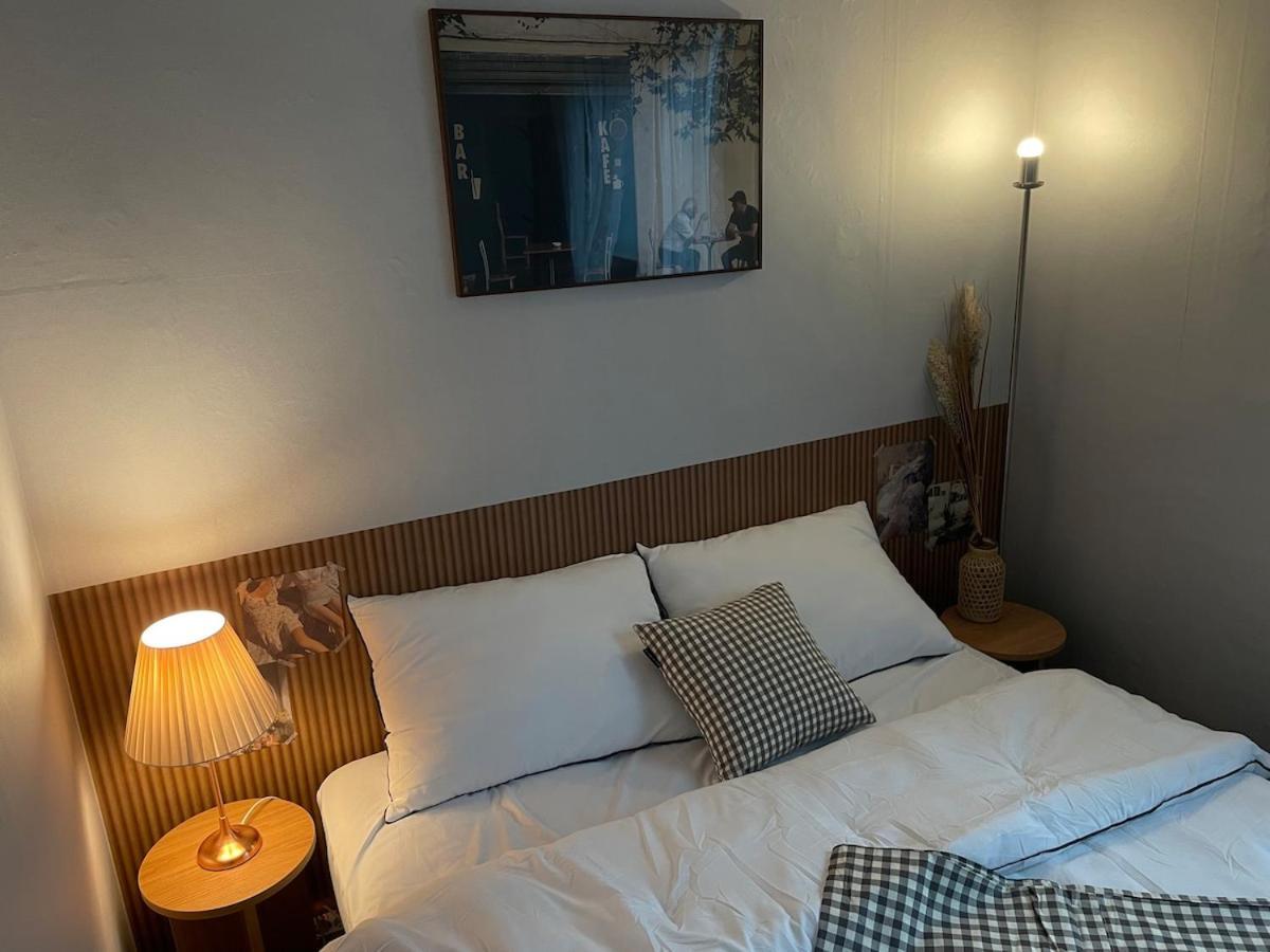 # Hongdae 10 Minutes # 4 For 12 People # Hongje Station 5 Minutes Apartment Seoul