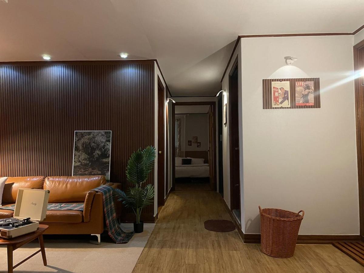 # Hongdae 10 Minutes # 4 For 12 People # Hongje Station 5 Minutes Apartment