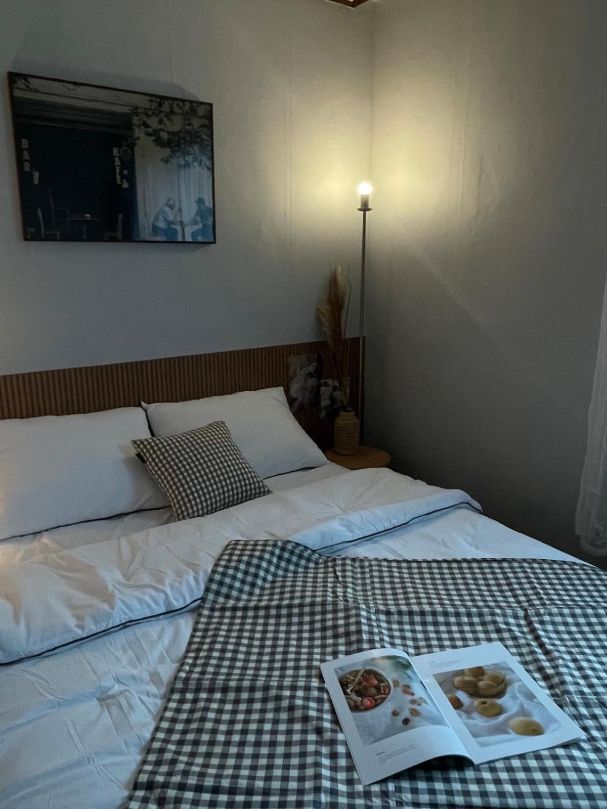 # Hongdae 10 Minutes # 4 For 12 People # Hongje Station 5 Minutes Apartment