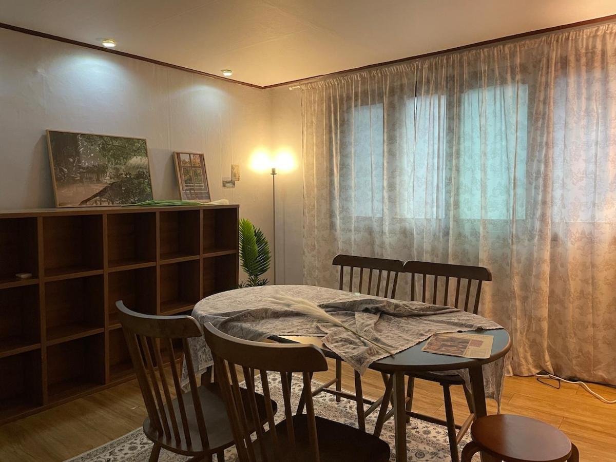 # Hongdae 10 Minutes # 4 For 12 People # Hongje Station 5 Minutes Apartment Seoul