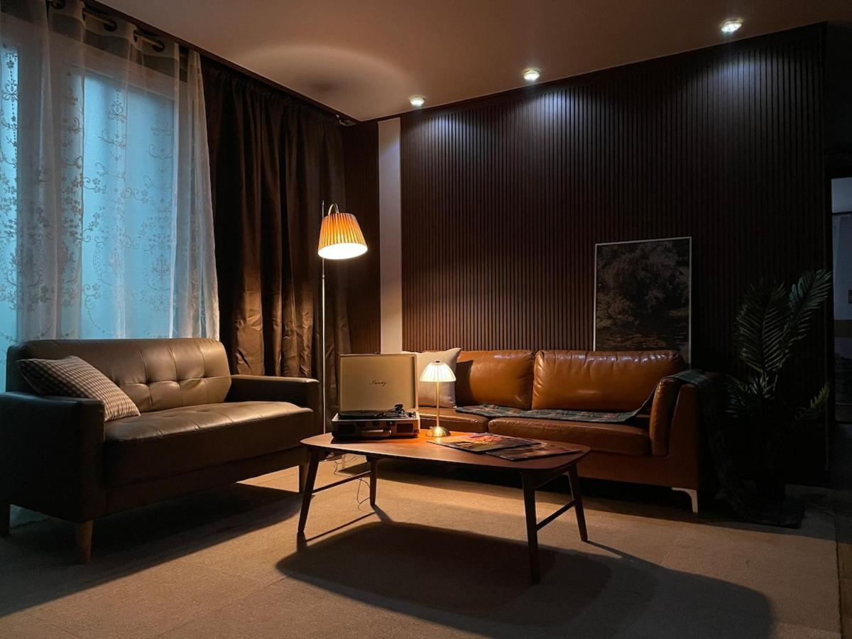 Apartment # Hongdae 10 Minutes # 4 For 12 People # Hongje Station 5 Minutes