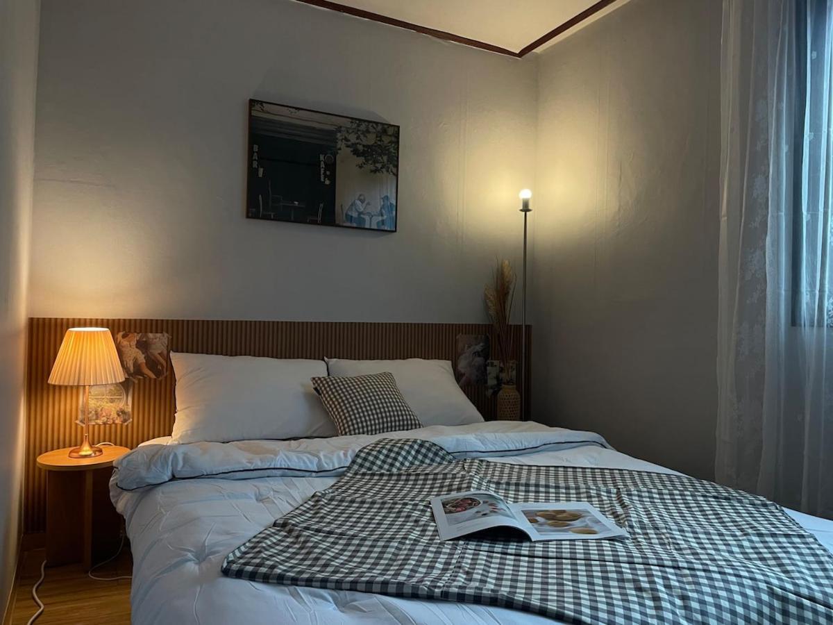 # Hongdae 10 Minutes # 4 For 12 People # Hongje Station 5 Minutes Apartment Seoul