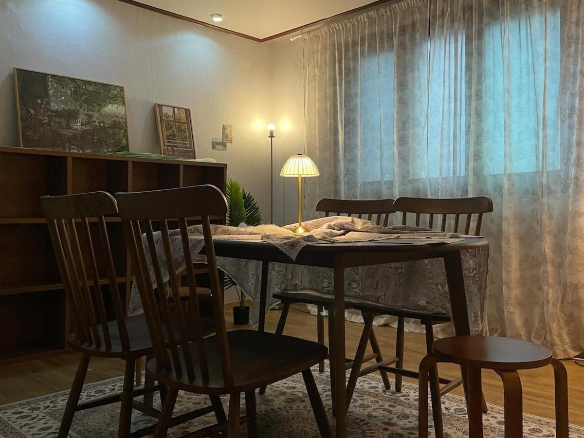 # Hongdae 10 Minutes # 4 For 12 People # Hongje Station 5 Minutes Apartment *