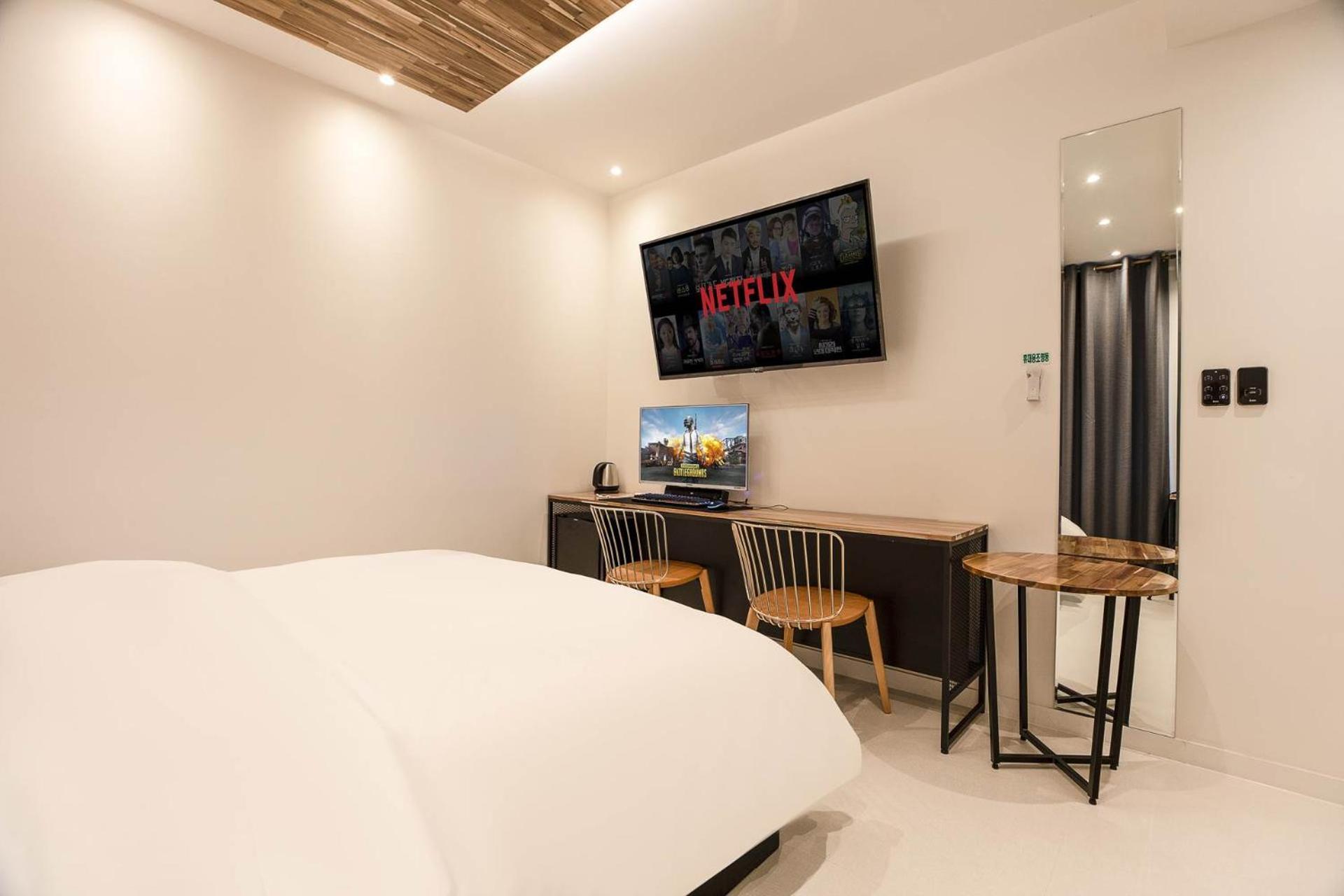 Hotel N *