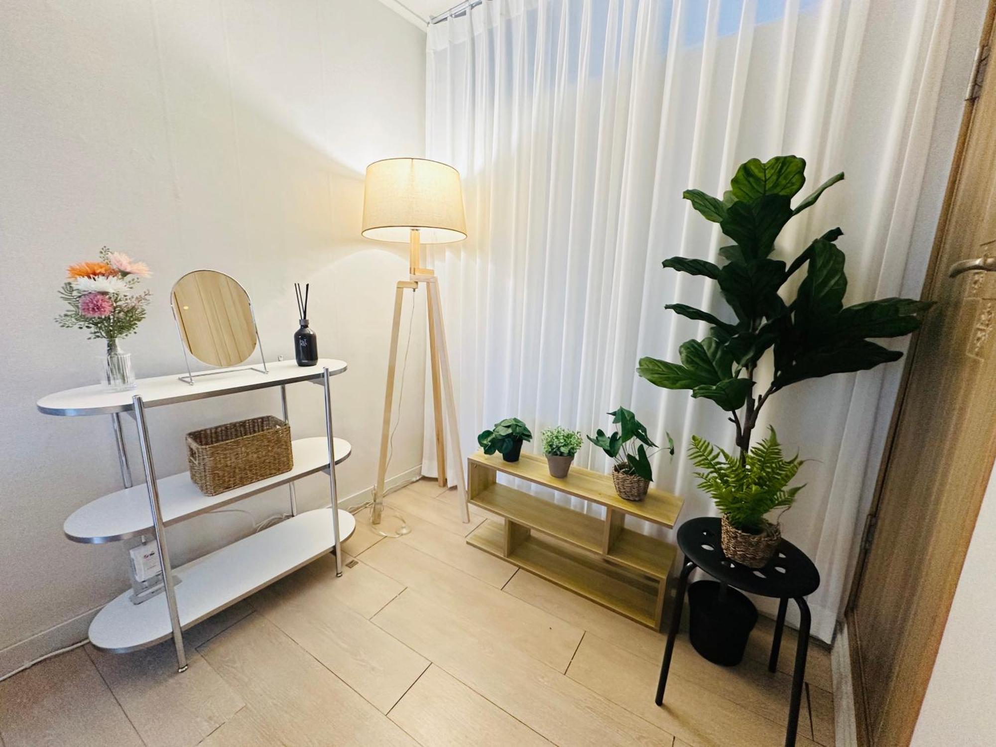 Green, 7 Minutes Walk From Hongdae Entrance Station And Shinchon Station, Spacious Separate Seoul