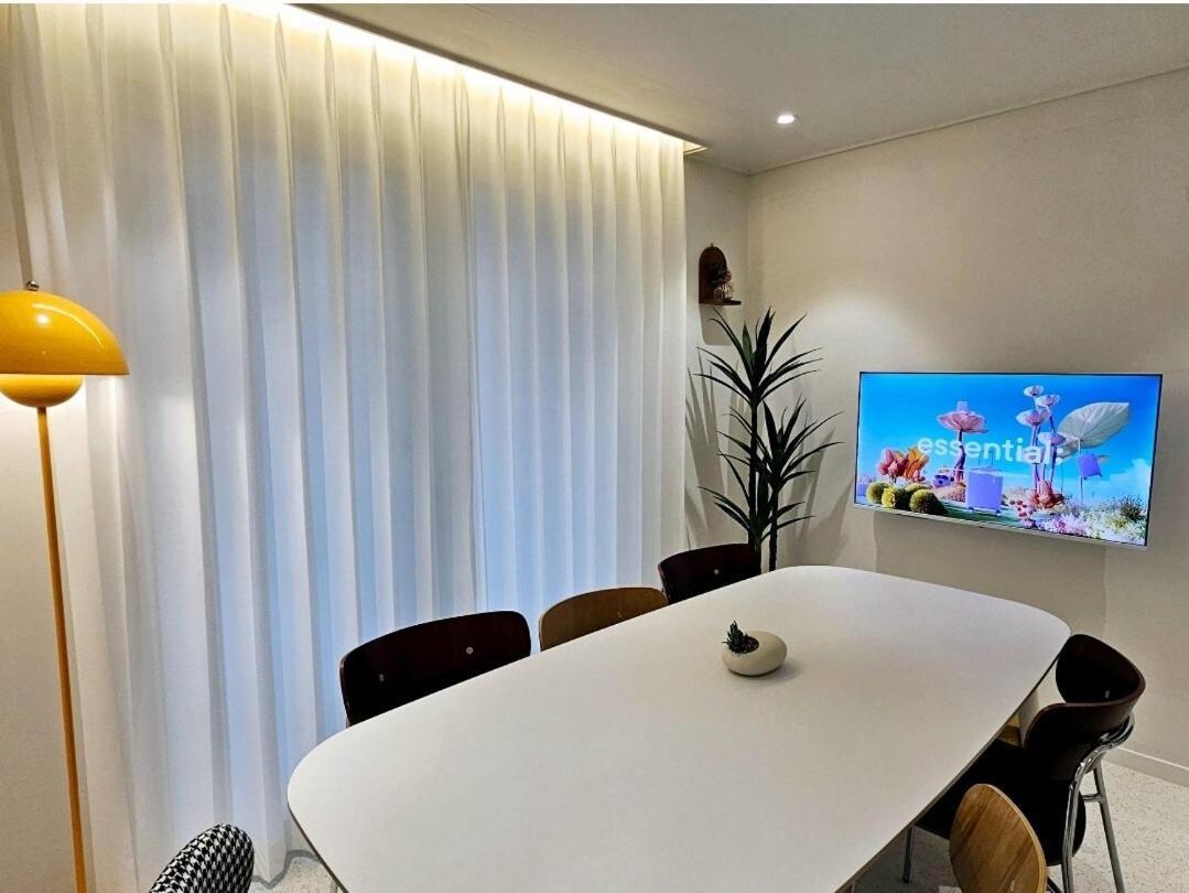 Apartment #1st Floor# Hongik Station 5 Minutes#bathroom 2#starbucks, Convenience Store 1 Minute *