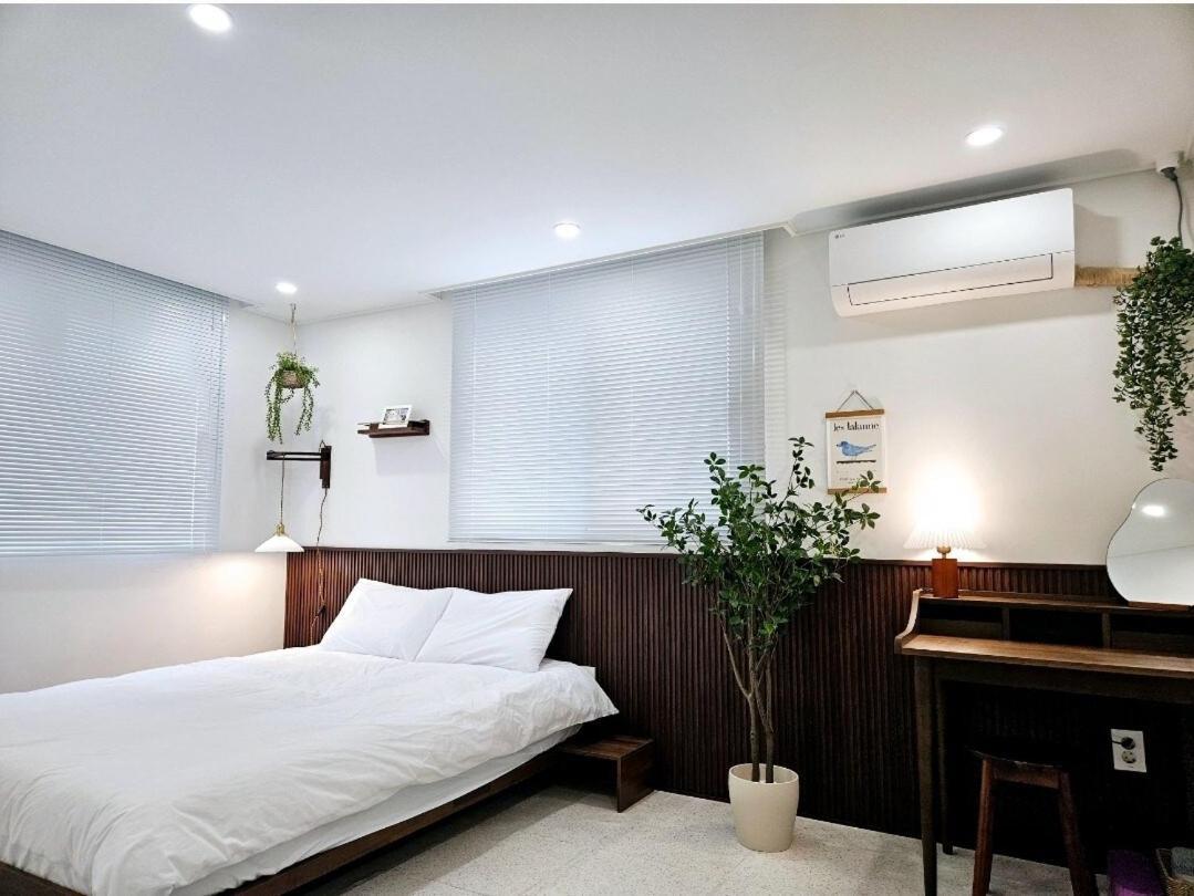 Apartment #1st Floor# Hongik Station 5 Minutes#bathroom 2#starbucks, Convenience Store 1 Minute *