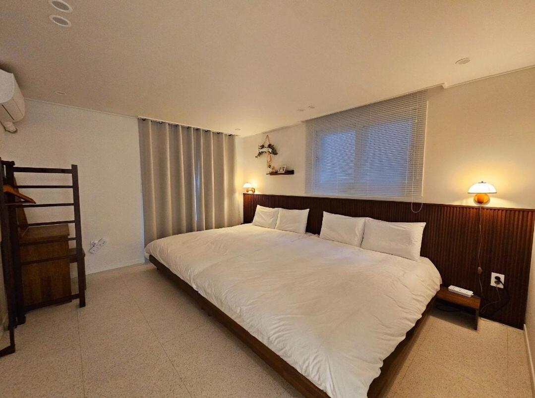 #1st Floor# Hongik Station 5 Minutes#bathroom 2#starbucks, Convenience Store 1 Minute Apartment *