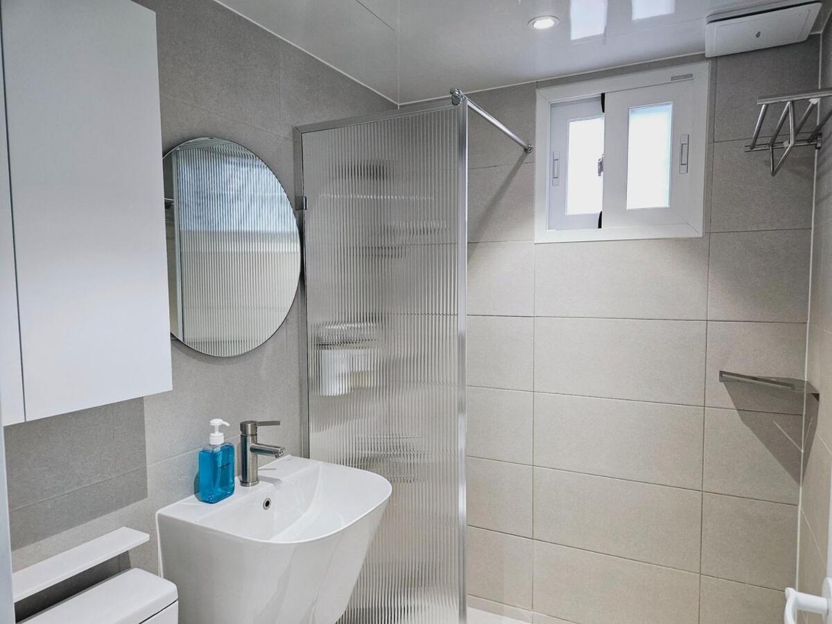 Apartment #1st Floor# Hongik Station 5 Minutes#bathroom 2#starbucks, Convenience Store 1 Minute