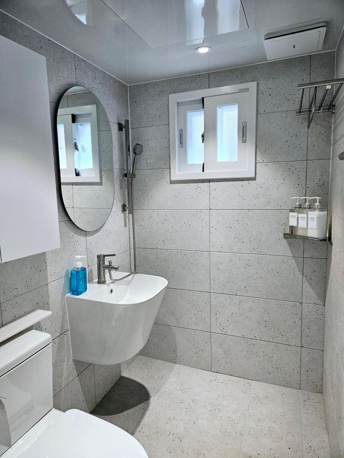 Apartment #1st Floor# Hongik Station 5 Minutes#bathroom 2#starbucks, Convenience Store 1 Minute