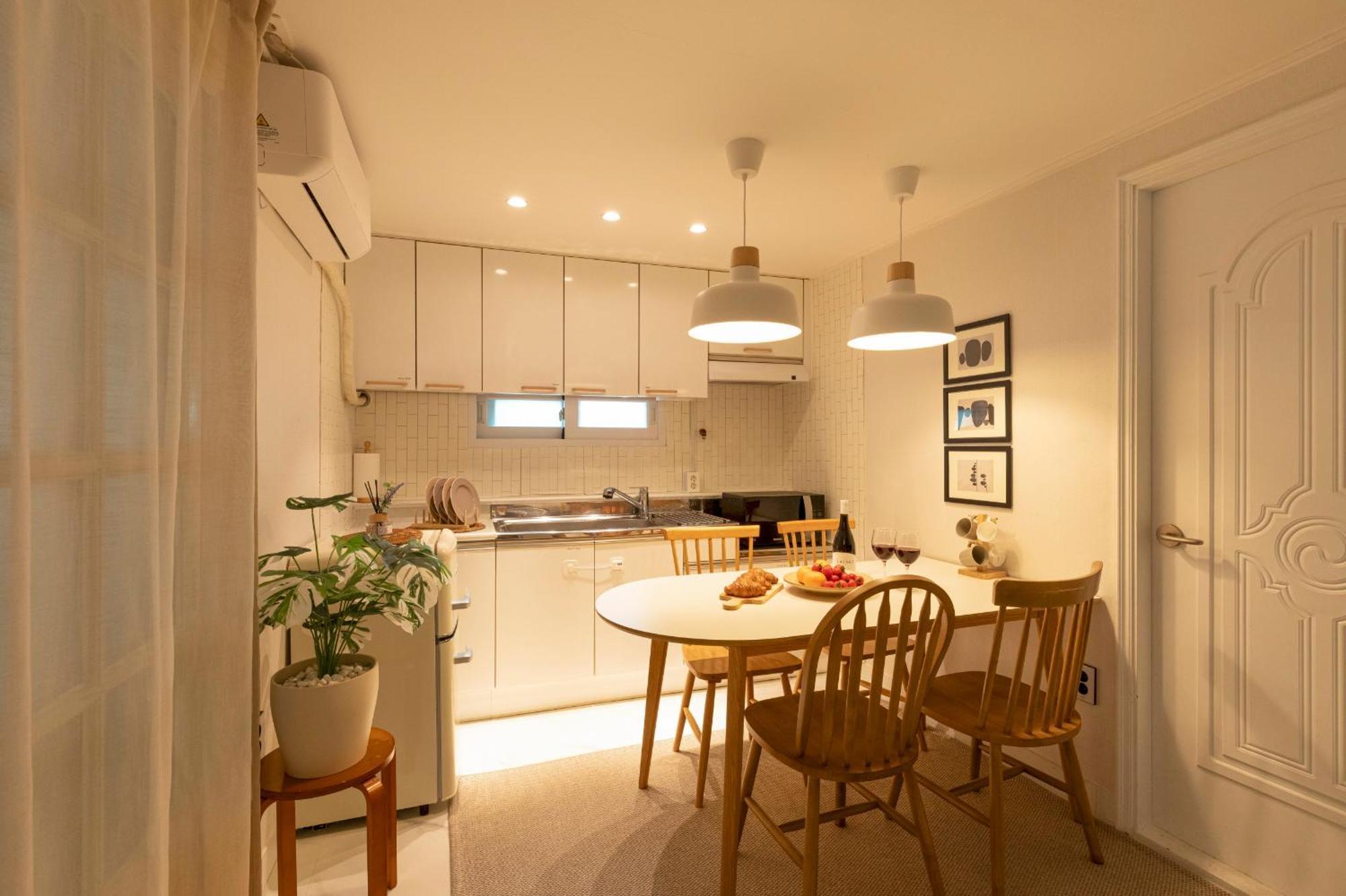 Modernstay Hongdae#mangwon Local Market 10mins, Hongdae, Airport Bus, Hanriver Park 10min,family Seoul