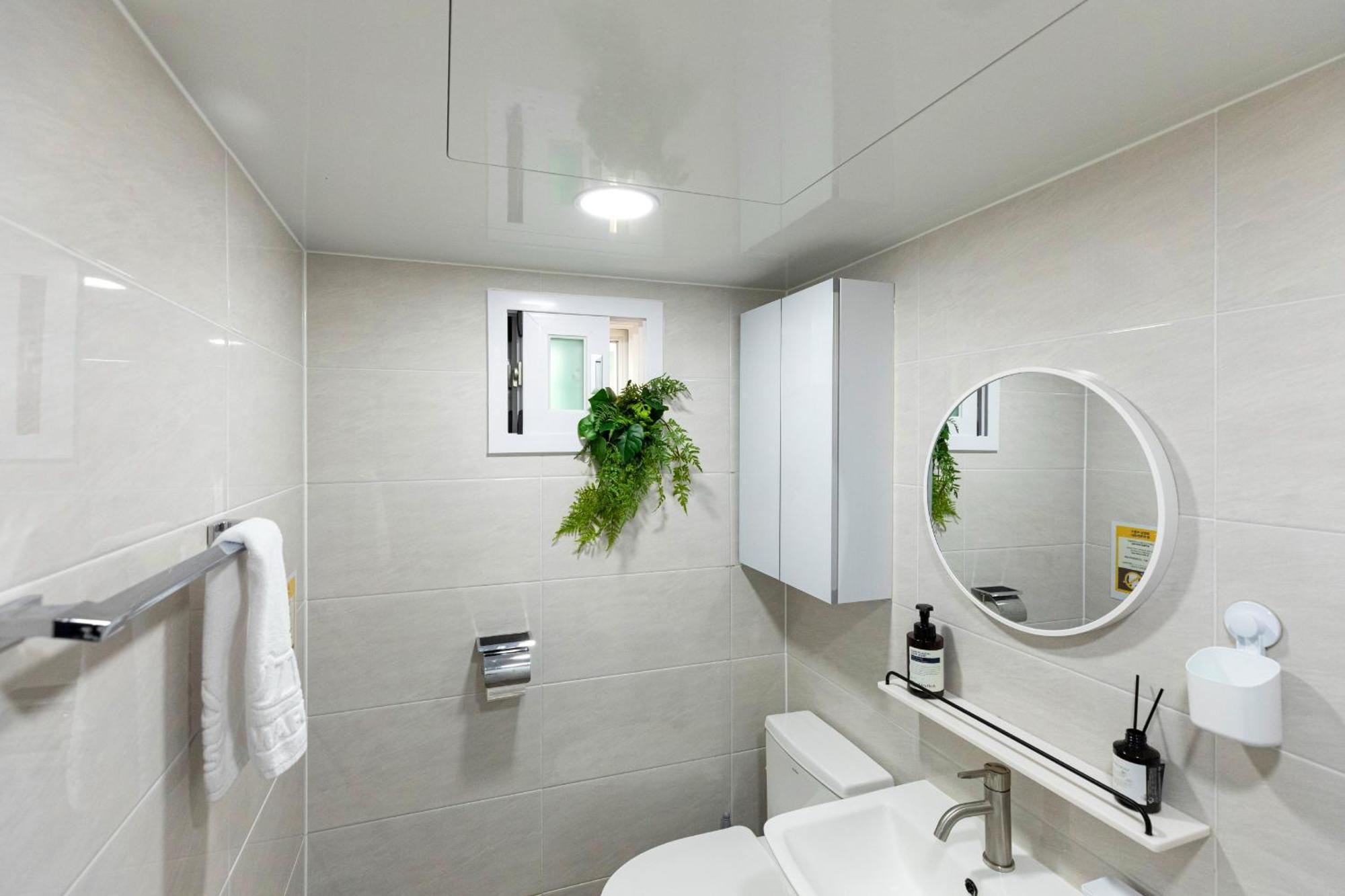 Modernstay Hongdae#mangwon Local Market 10mins, Hongdae, Airport Bus, Hanriver Park 10min,family Apartment *