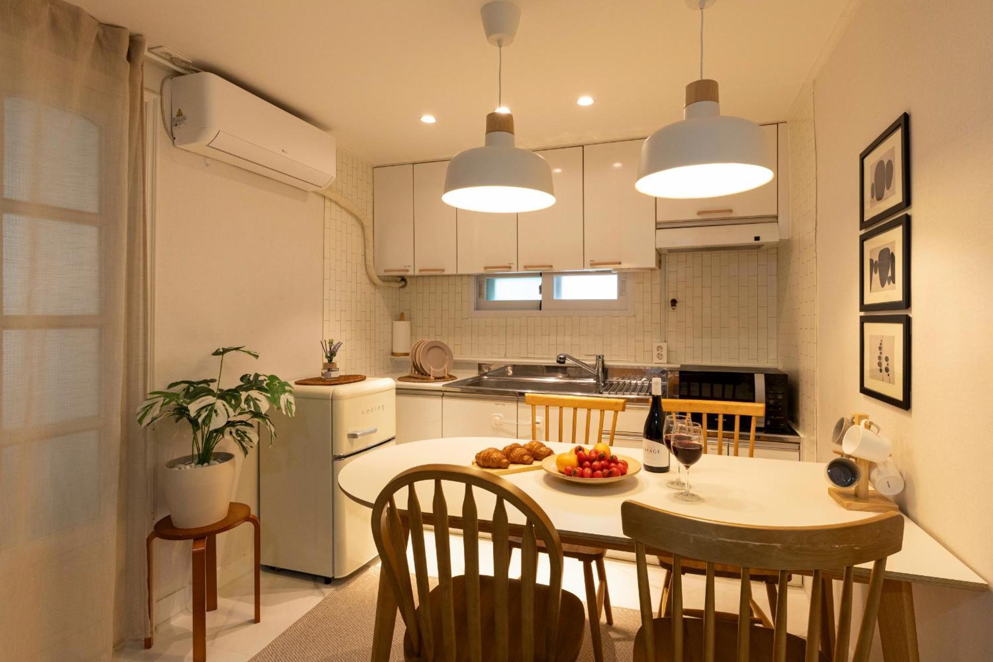 Apartment Modernstay Hongdae#mangwon Local Market 10mins, Hongdae, Airport Bus, Hanriver Park 10min,family *