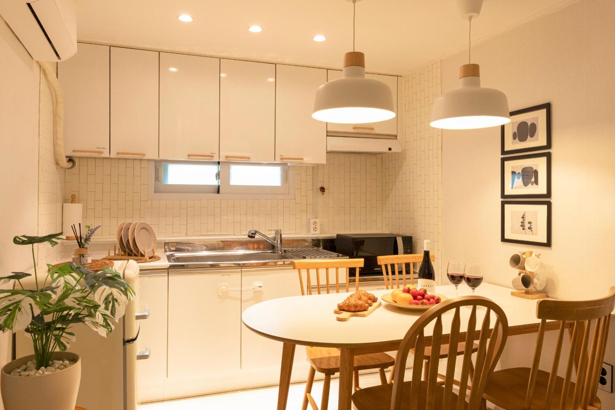 Modernstay Hongdae#mangwon Local Market 10mins, Hongdae, Airport Bus, Hanriver Park 10min,family Seoul