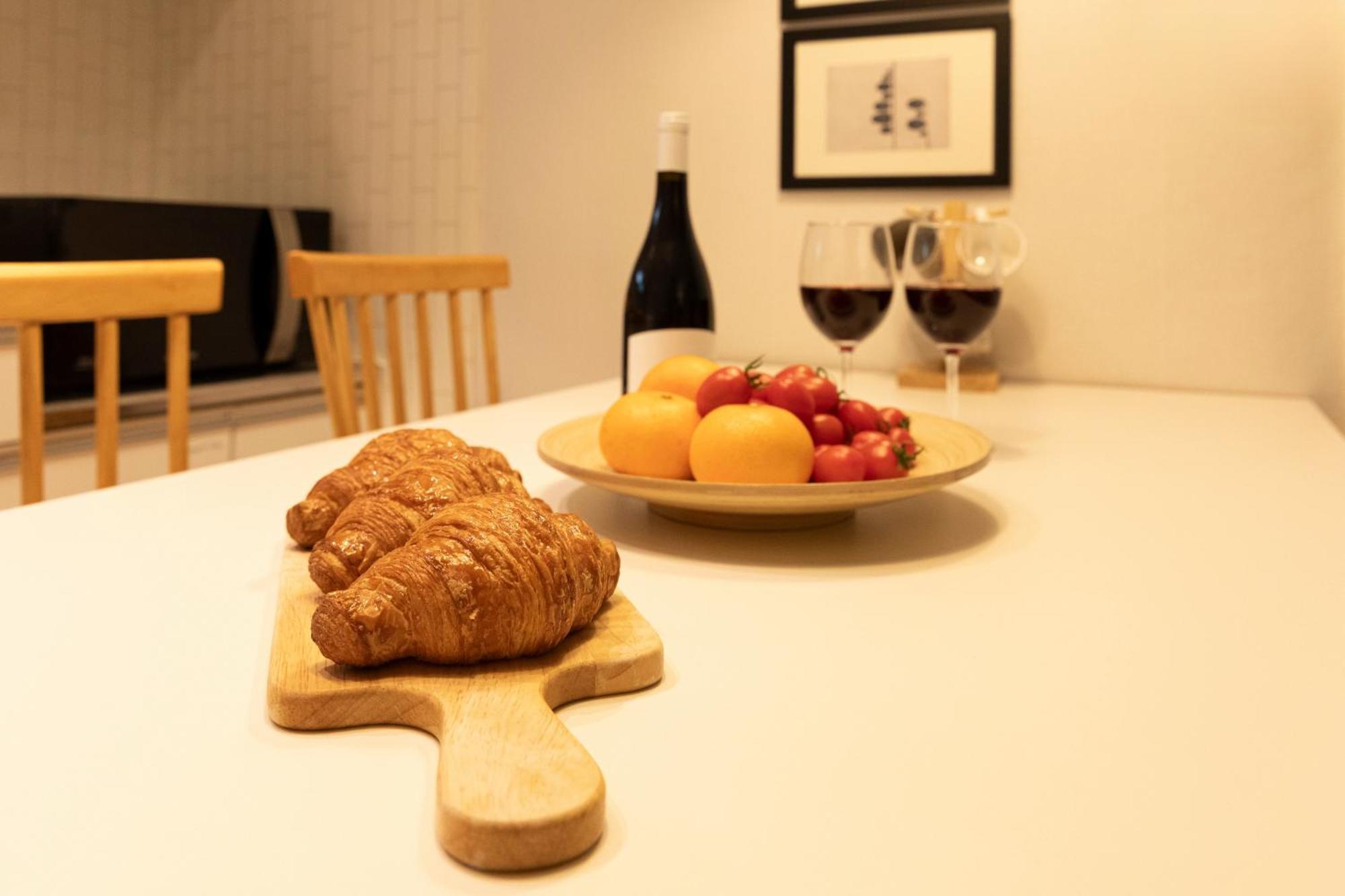 Modernstay Hongdae#mangwon Local Market 10mins, Hongdae, Airport Bus, Hanriver Park 10min,family Apartment