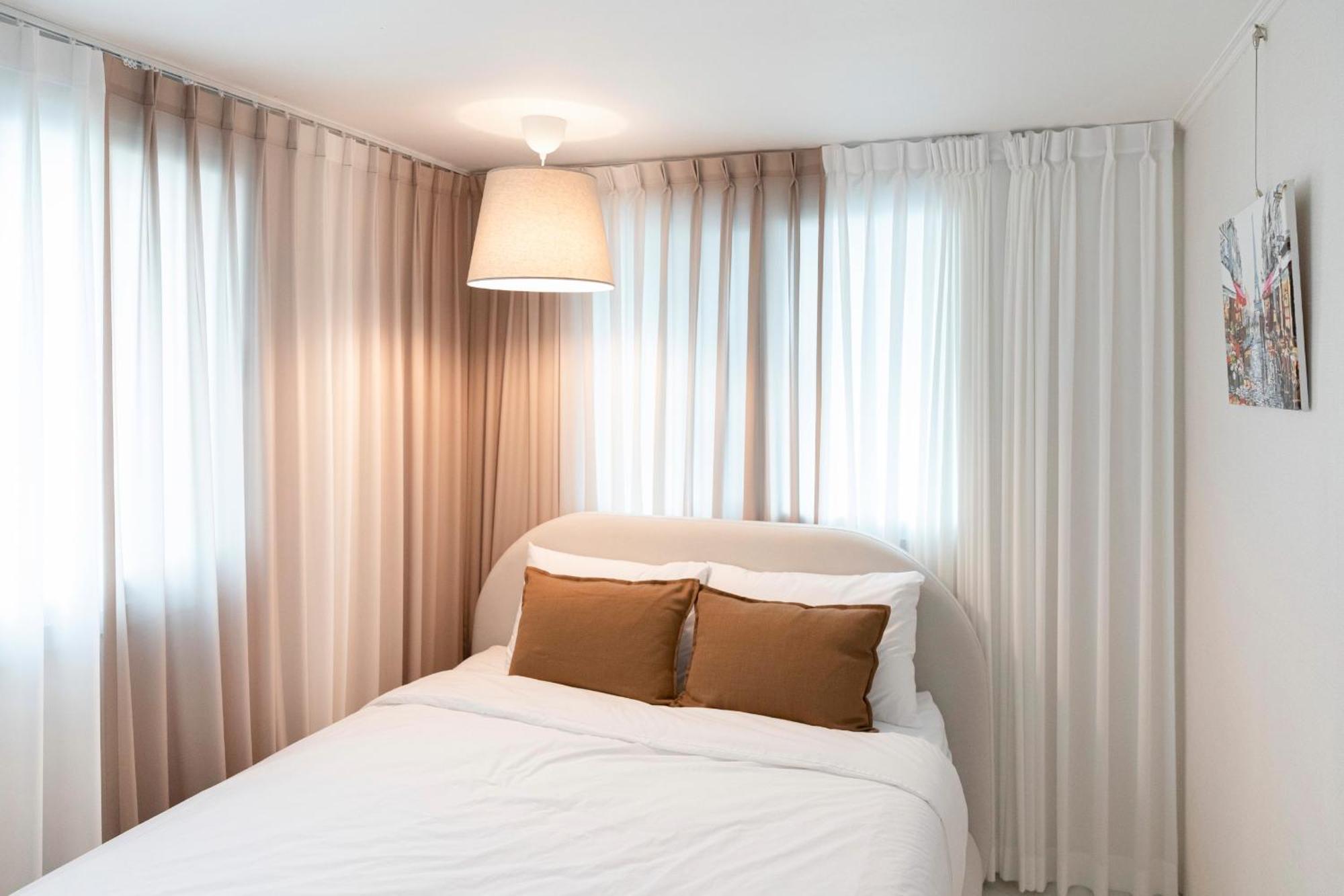 Apartment Modernstay Hongdae#mangwon Local Market 10mins, Hongdae, Airport Bus, Hanriver Park 10min,family