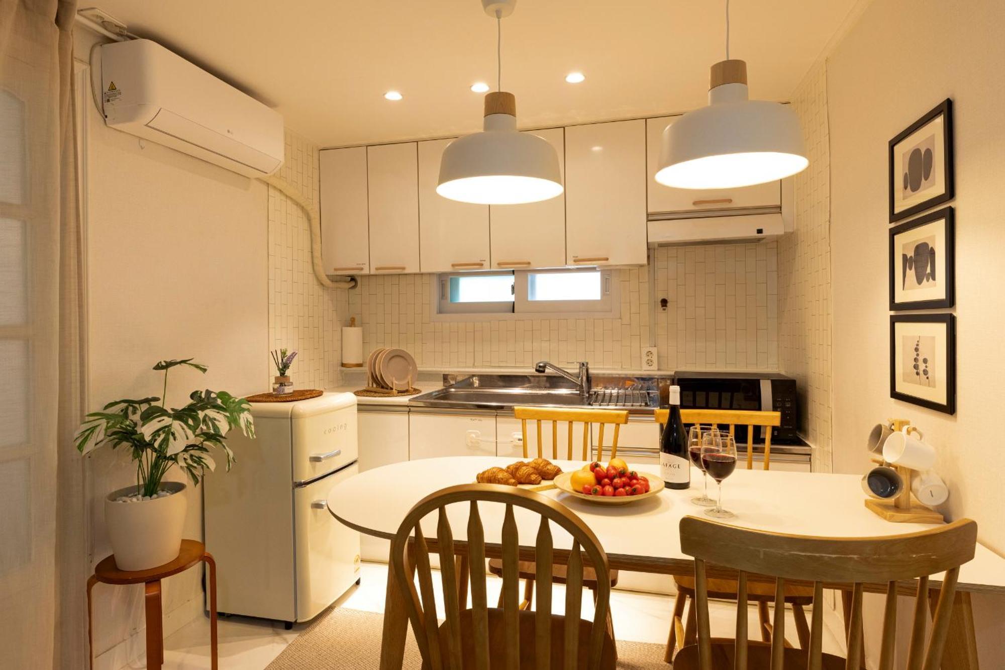 Apartment Modernstay Hongdae#mangwon Local Market 10mins, Hongdae, Airport Bus, Hanriver Park 10min,family *