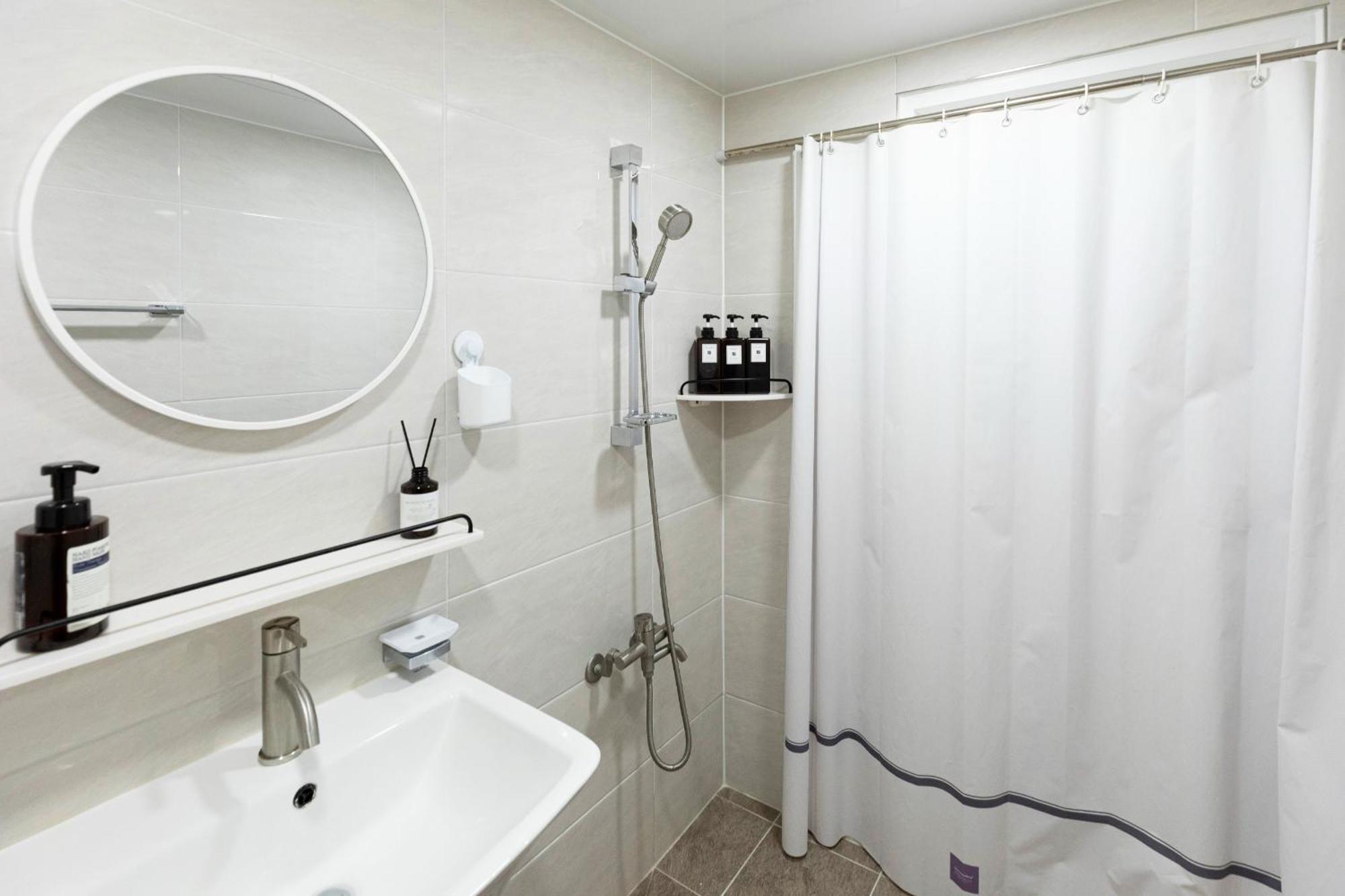Modernstay Hongdae#mangwon Local Market 10mins, Hongdae, Airport Bus, Hanriver Park 10min,family
