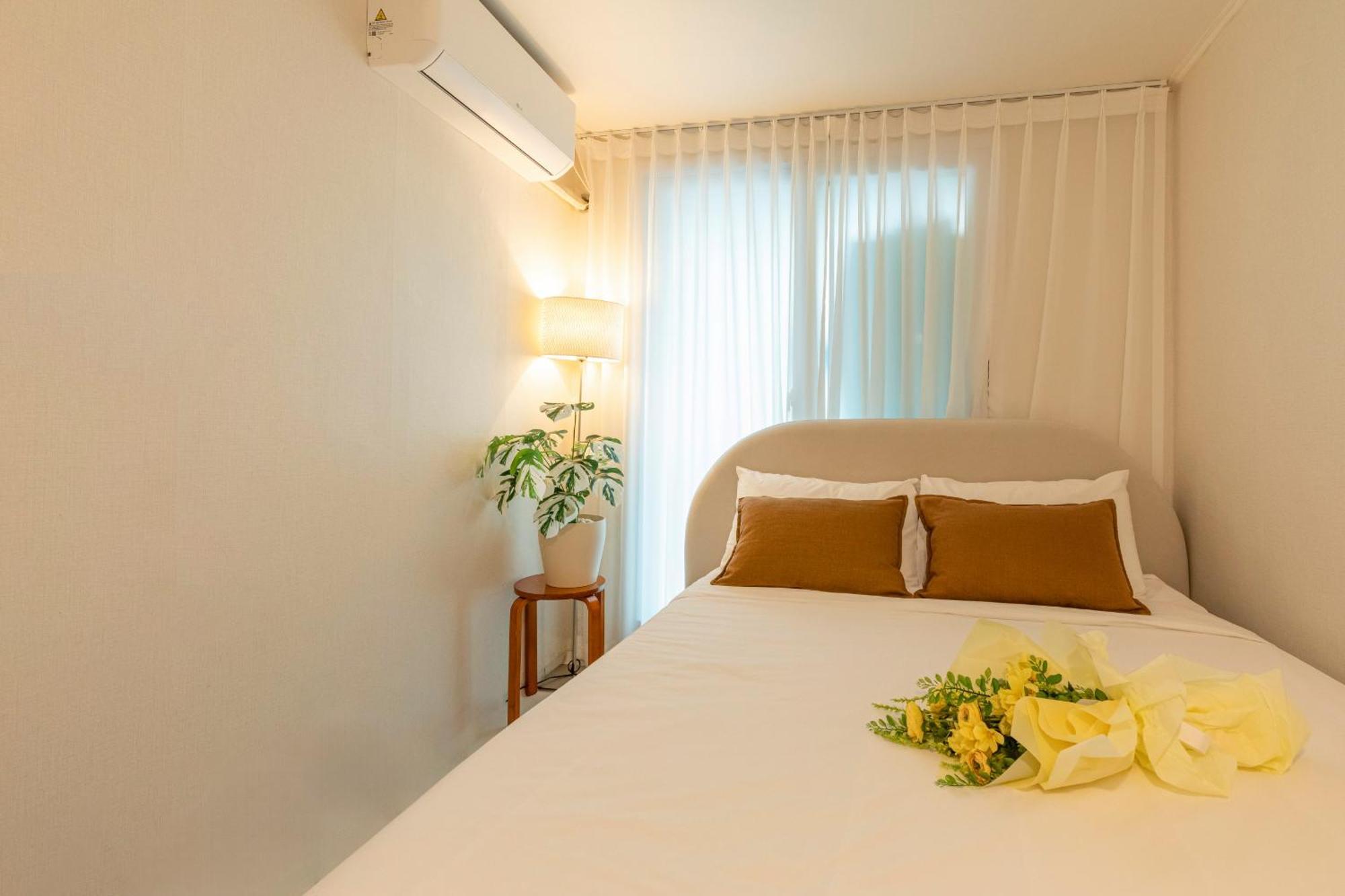 Apartment Modernstay Hongdae#mangwon Local Market 10mins, Hongdae, Airport Bus, Hanriver Park 10min,family *