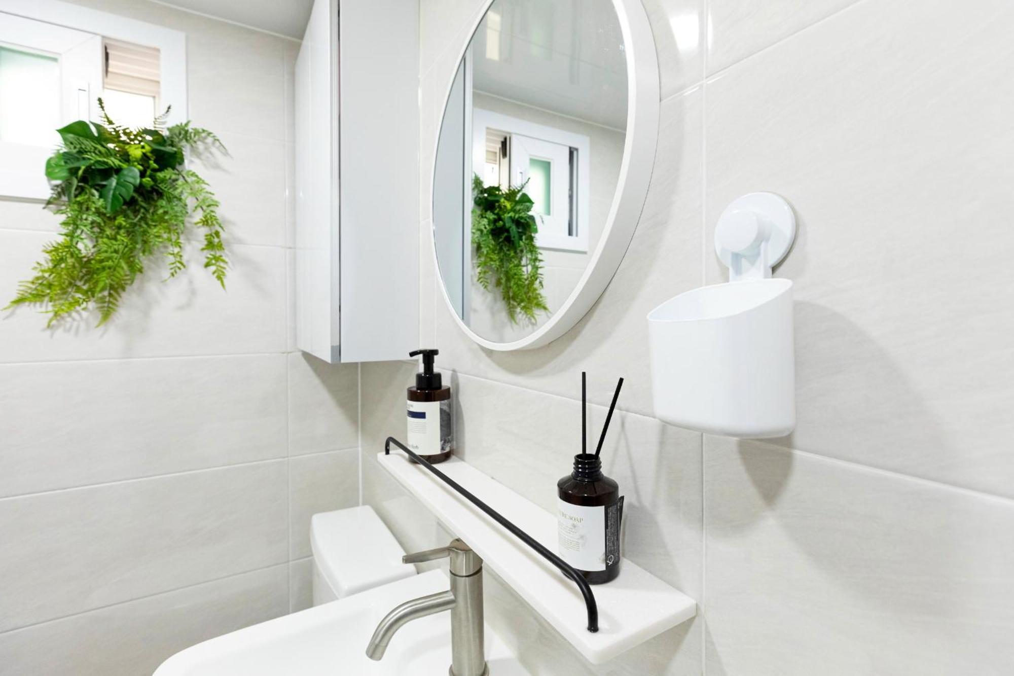 Modernstay Hongdae#mangwon Local Market 10mins, Hongdae, Airport Bus, Hanriver Park 10min,family
