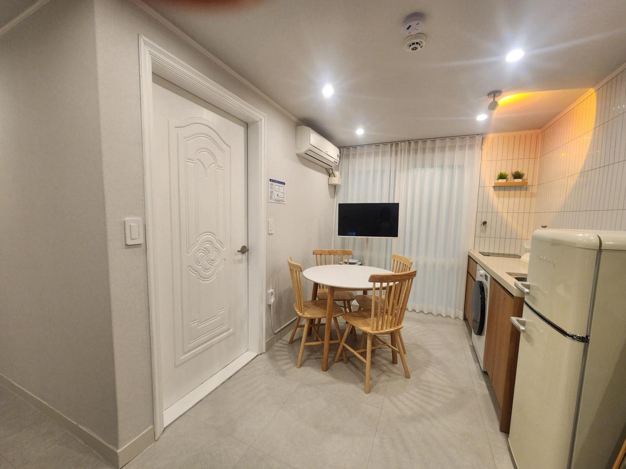5-minute Walk From Hongdae Station, Hotel-style Bedding, 2 Rooms, Washer Dryer Seoul