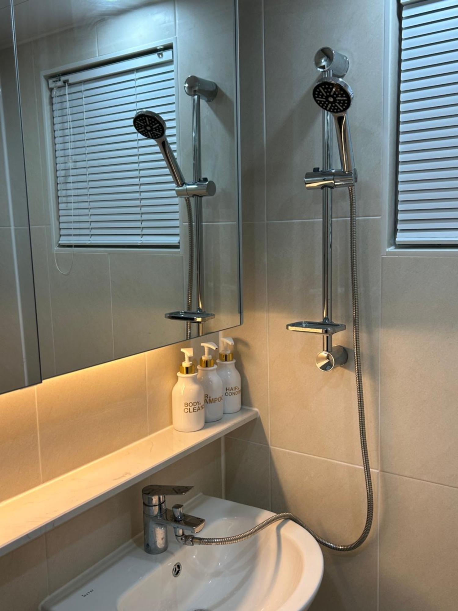 5-minute Walk From Hongdae Station, Hotel-style Bedding, 2 Rooms, Washer Dryer * Seoul