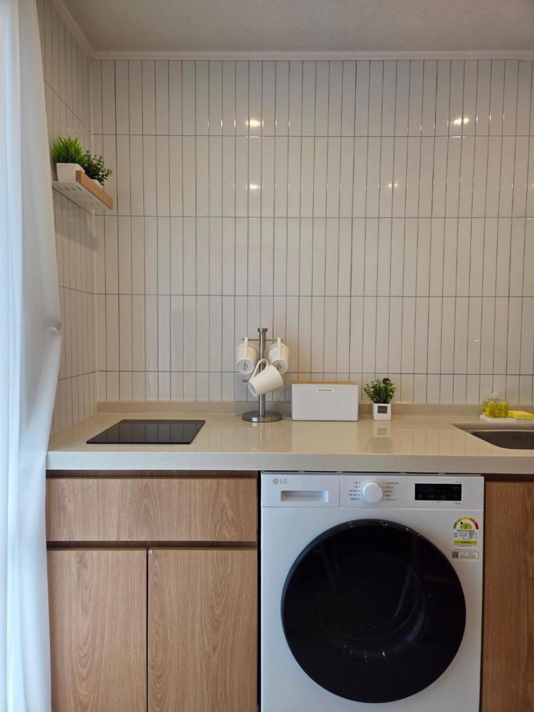 Apartment 5-minute Walk From Hongdae Station, Hotel-style Bedding, 2 Rooms, Washer Dryer Seoul