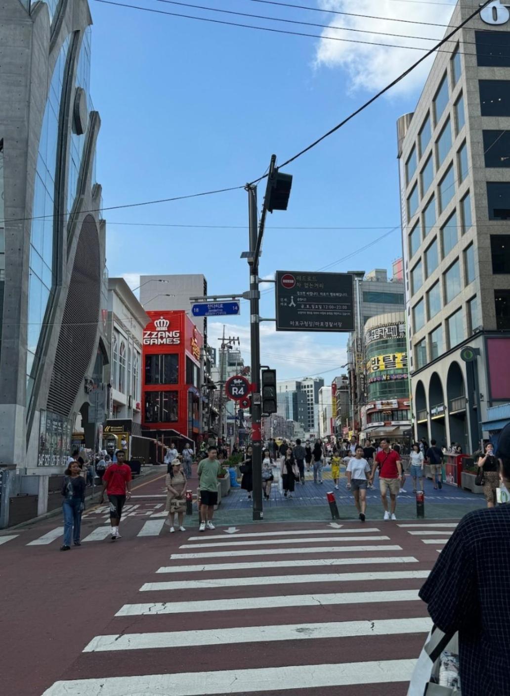5-minute Walk From Hongdae Station, Hotel-style Bedding, 2 Rooms, Washer Dryer *