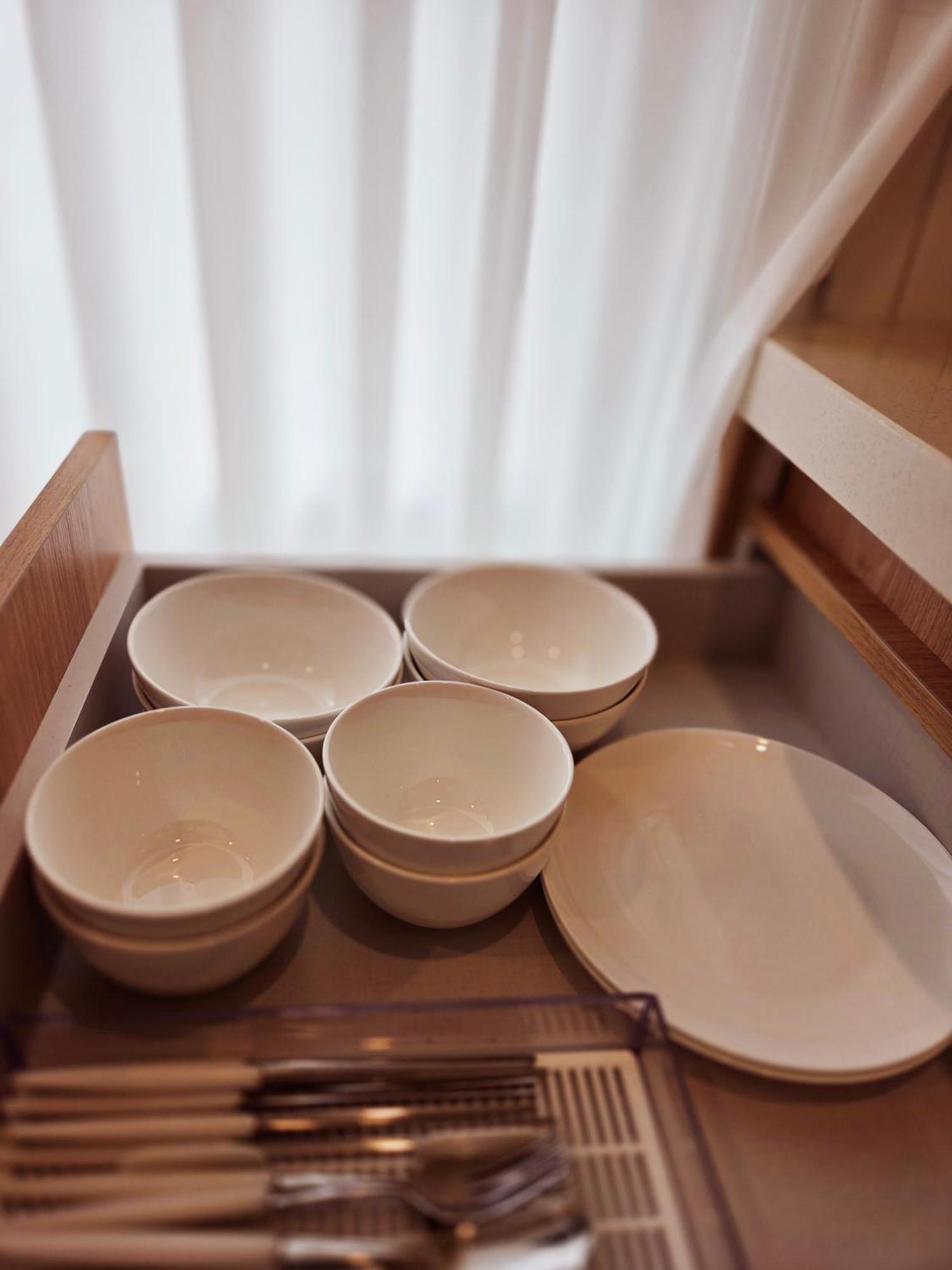 5-minute Walk From Hongdae Station, Hotel-style Bedding, 2 Rooms, Washer Dryer Apartment *