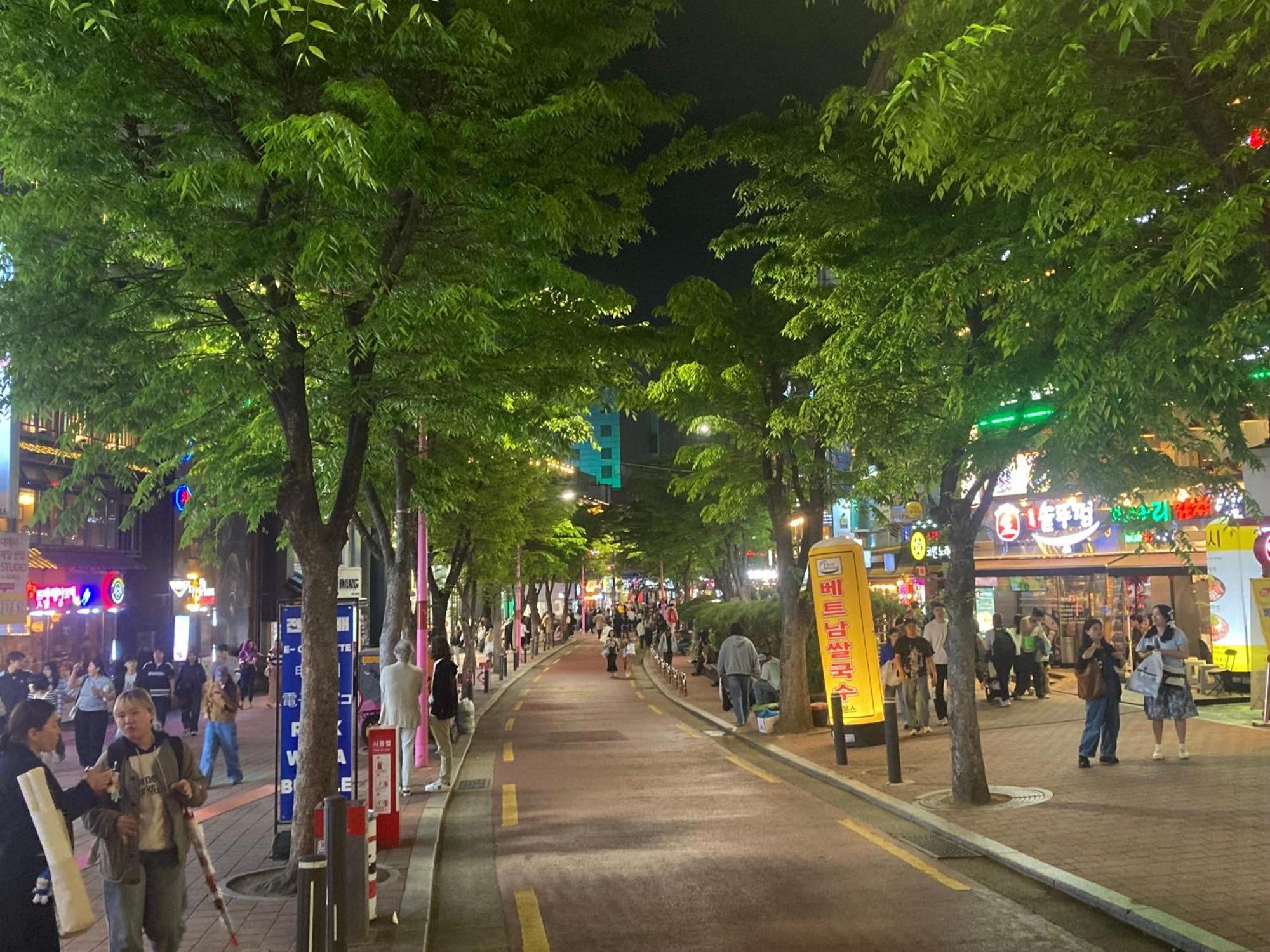 Apartment 5-minute Walk From Hongdae Station, Hotel-style Bedding, 2 Rooms, Washer Dryer *