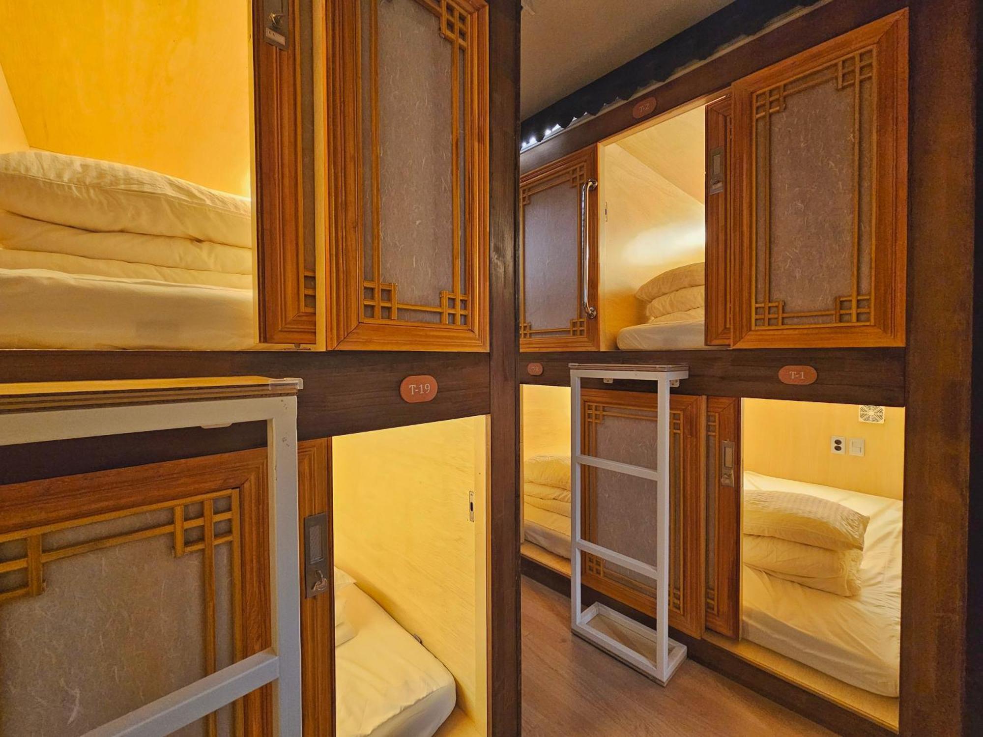 82 Capsule Capsule hotel *