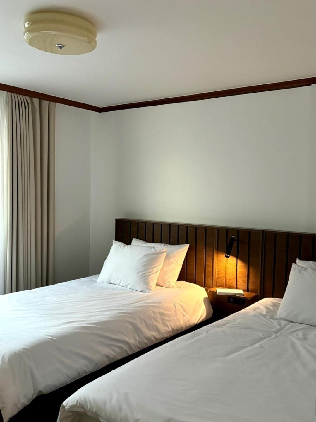 5 Minutes From Isoo Station, 3 Rooms, 4 Beds, 10 Minutes From Gangnam Station