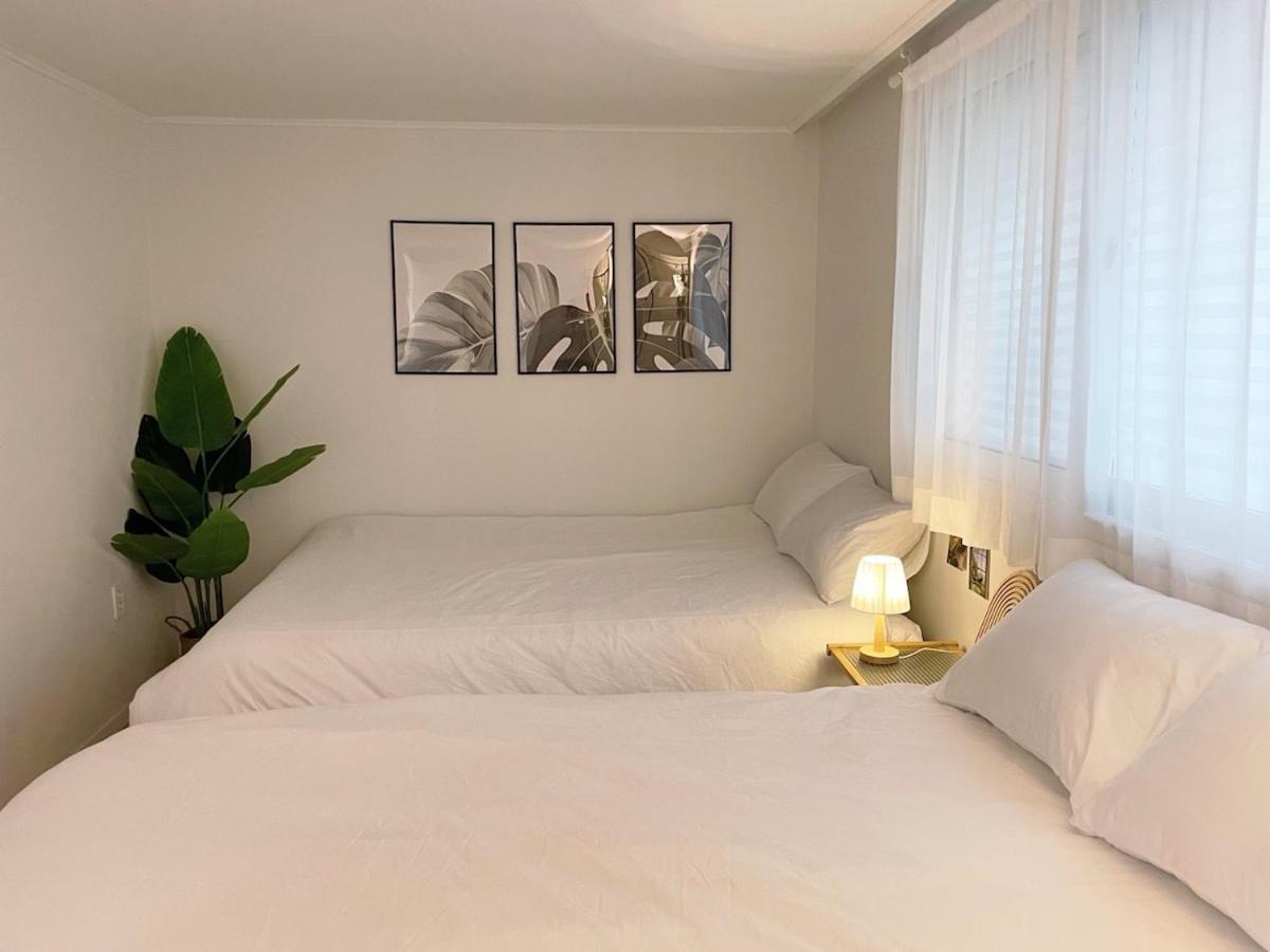 # For 10 People # Free Parking # Three # 5 Queen Beds # 6 Minutes By Subway # 8 Minutes By Airport Bus # 1 Minute By Convenience Store # Ott # Olleh Modeling Seoul