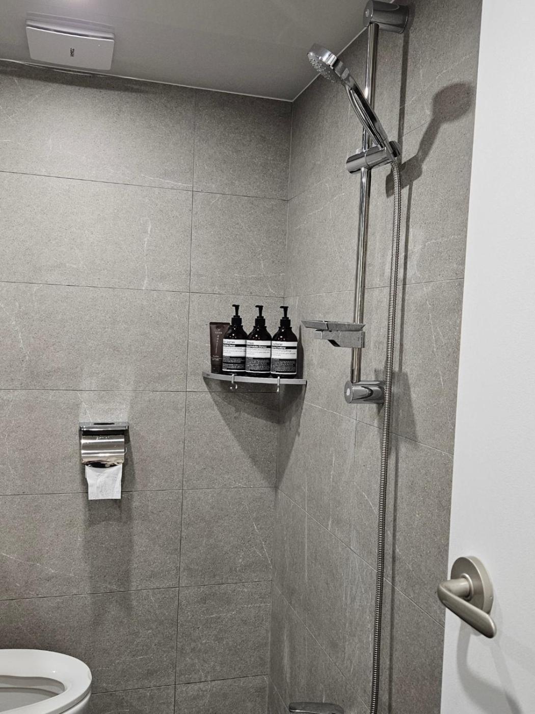 # For 10 People # Free Parking # Three # 5 Queen Beds # 6 Minutes By Subway # 8 Minutes By Airport Bus # 1 Minute By Convenience Store # Ott # Olleh Modeling Villa *