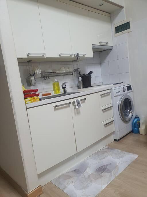 Apartment Located 10 Meters From Sungshin Women's Station, 10 Minutes To Myeongdong By Subway, Accommodates Up To 3 People, 3 Bus Stops To National Hospital And Korea Hospital Seoul