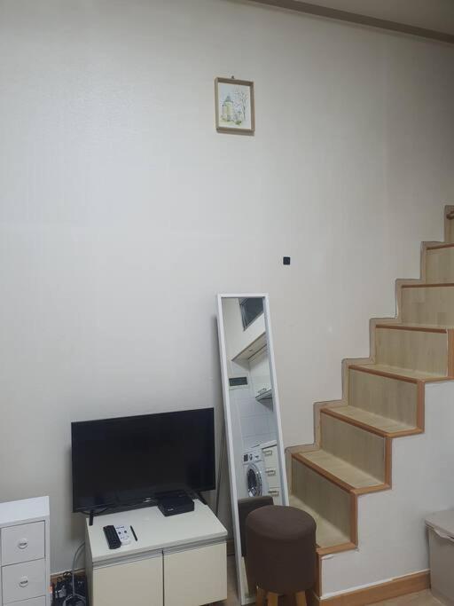 Located 10 Meters From Sungshin Women's Station, 10 Minutes To Myeongdong By Subway, Accommodates Up To 3 People, 3 Bus Stops To National Hospital And Korea Hospital