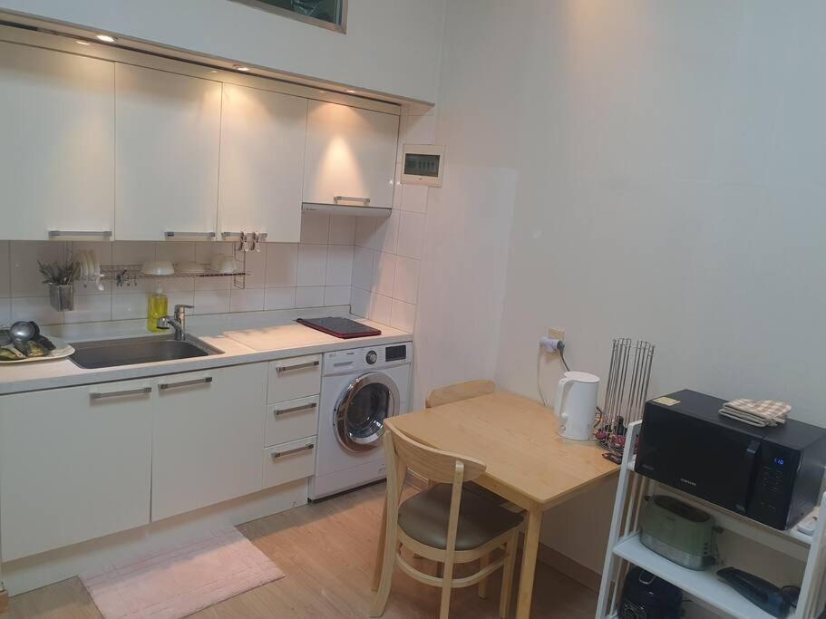 Located 10 Meters From Sungshin Women's Station, 10 Minutes To Myeongdong By Subway, Accommodates Up To 3 People, 3 Bus Stops To National Hospital And Korea Hospital * Seoul