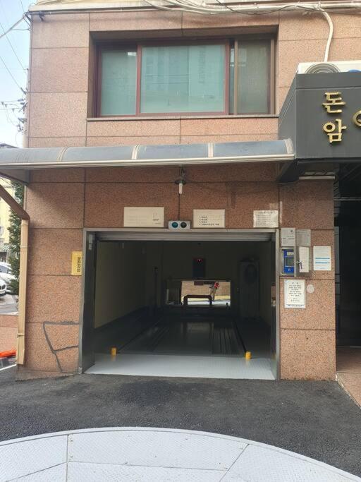 Located 10 Meters From Sungshin Women's Station, 10 Minutes To Myeongdong By Subway, Accommodates Up To 3 People, 3 Bus Stops To National Hospital And Korea Hospital Apartment