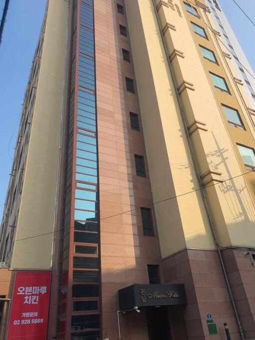 Located 10 Meters From Sungshin Women's Station, 10 Minutes To Myeongdong By Subway, Accommodates Up To 3 People, 3 Bus Stops To National Hospital And Korea Hospital Apartment *