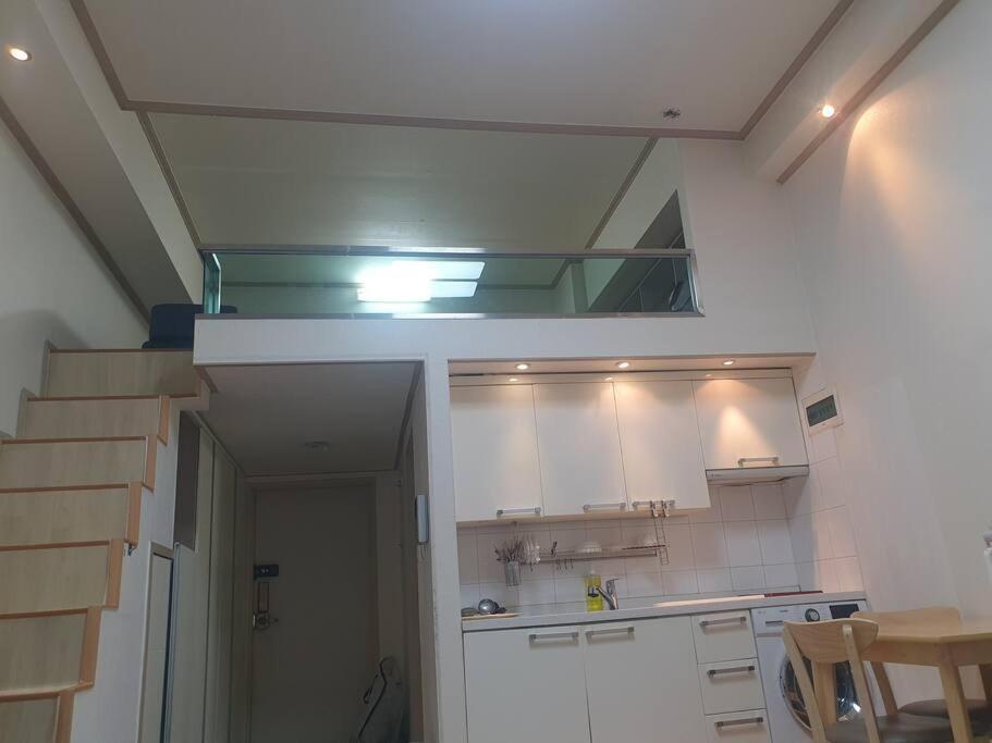 Located 10 Meters From Sungshin Women's Station, 10 Minutes To Myeongdong By Subway, Accommodates Up To 3 People, 3 Bus Stops To National Hospital And Korea Hospital Apartment Seoul