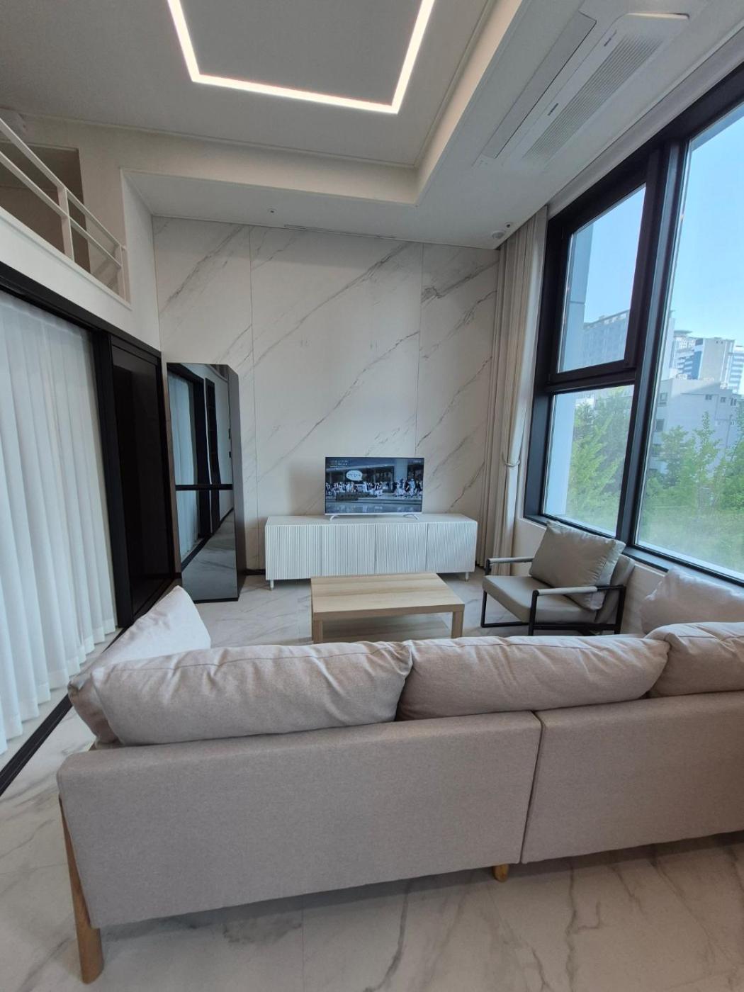 Comfortable House, New Building, Dongdaemun History & Culture Park Station *
