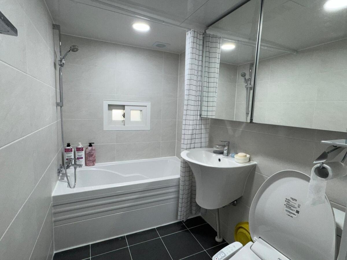 Itaewon Station 10 Minutes,gyeongnidan-gil,itaewon World Food Street,beam Projector,netflix Wifi Villa Seoul