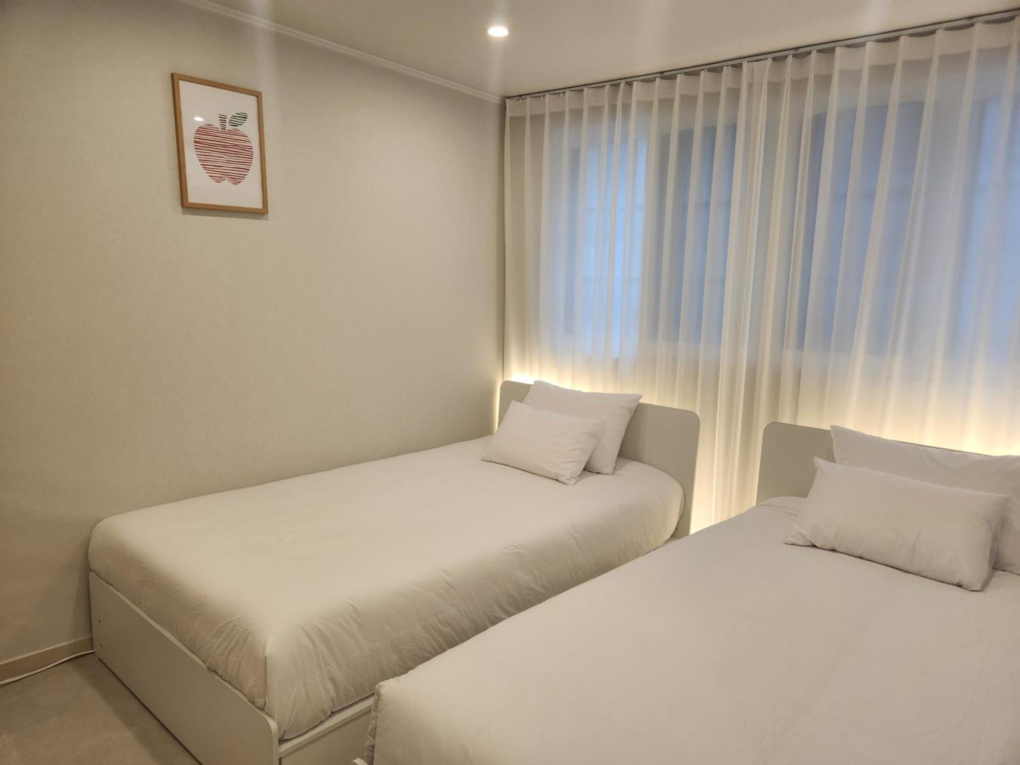 5-minute Walk From Hongdae Station, Hotel-style Bedding, 2 Rooms, Washer Dryer Apartment