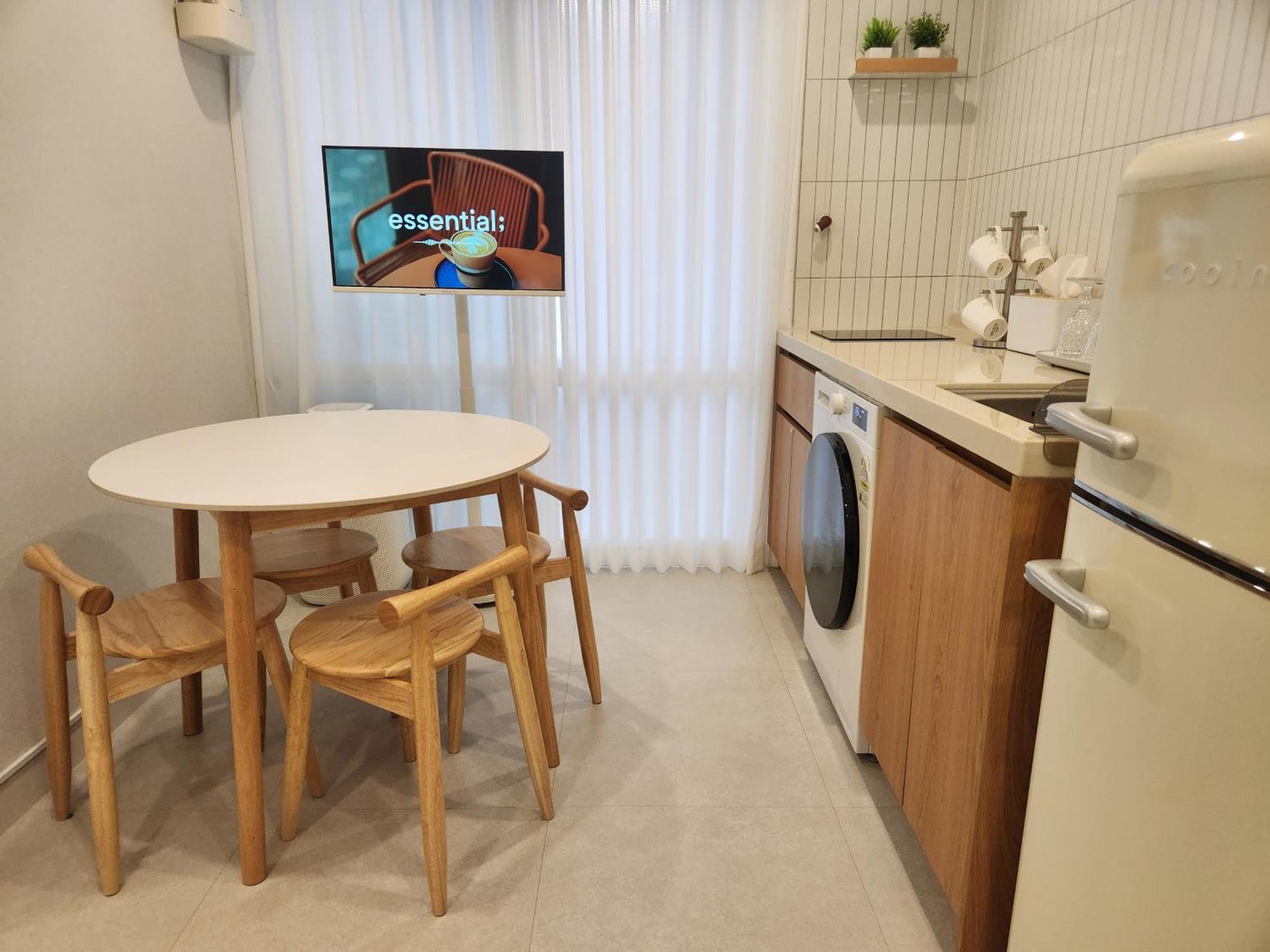 5-minute Walk From Hongdae Station, Hotel-style Bedding, 2 Rooms, Washer Dryer Apartment Seoul