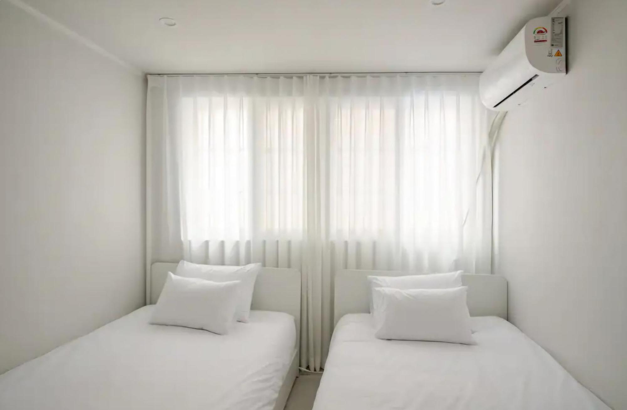 5-minute Walk From Hongdae Station, Hotel-style Bedding, 2 Rooms, Washer Dryer * Seoul