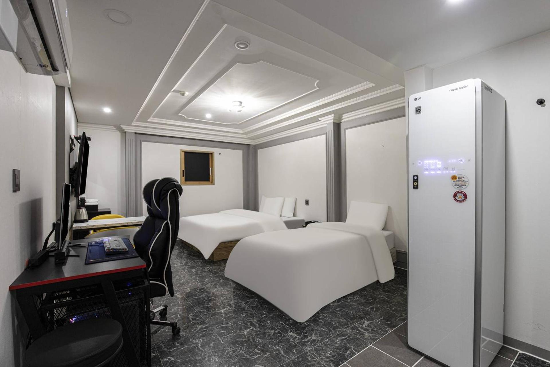 Film 372 Hotel *