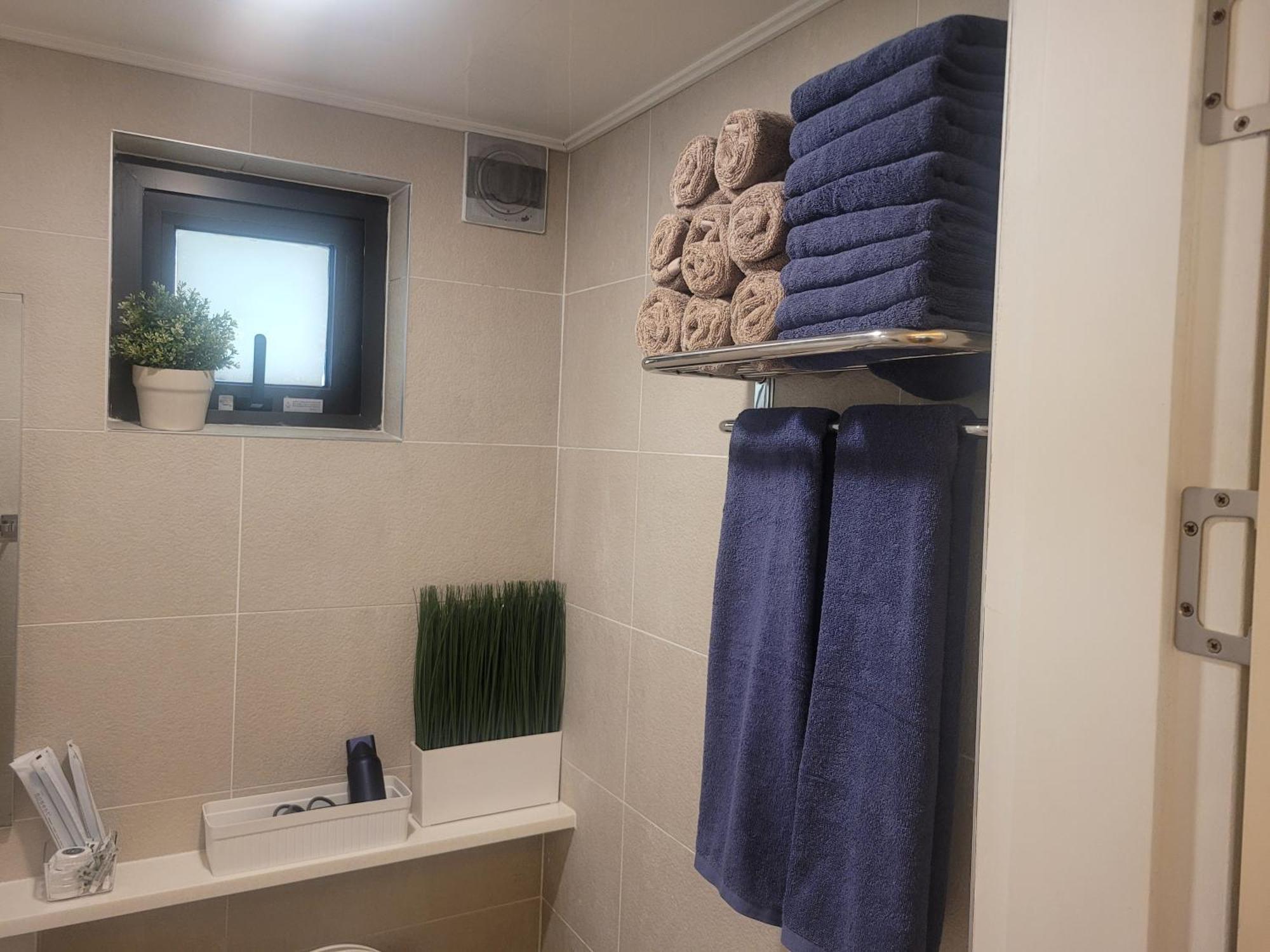 Hello & Hangang Park, 5 Min Walk From Konkuk University, Seongsu, Jayang Subway Stations * Seoul